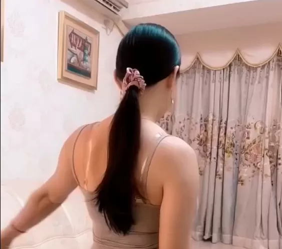 Cuando esta asiatica se gira pasa de normal a buenota